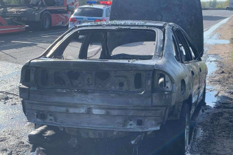 Videón, ahogy rommá égett egy autó az M1-esen