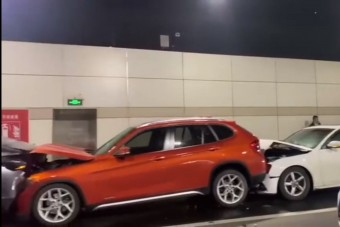 Az anyagi kár jelentős: 12 autó szaladt egymásba Kínában