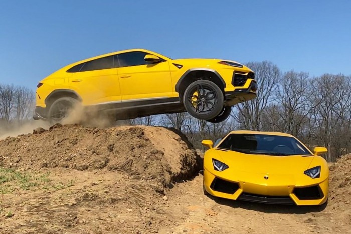 Lambóval ugrattak át egy másik Lambo felett