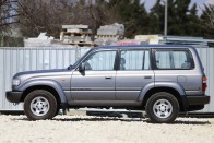 Ez a japán ikerpár téged is tuti feldobna  – fapados és fullos Land Cruiser 76