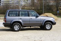 Ez a japán ikerpár téged is tuti feldobna  – fapados és fullos Land Cruiser 79