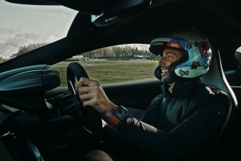 Ricciardo megmutatja, hogyan kell megtáncoltatni egy 670 lóerős McLarent
