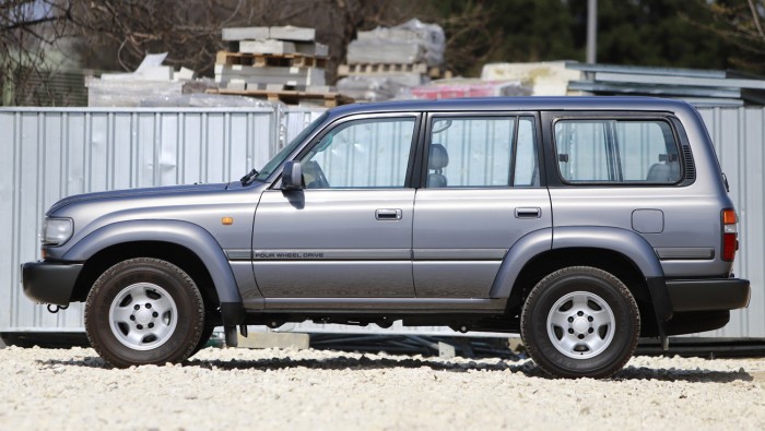 Ez a japán ikerpár téged is tuti feldobna  – fapados és fullos Land Cruiser 136