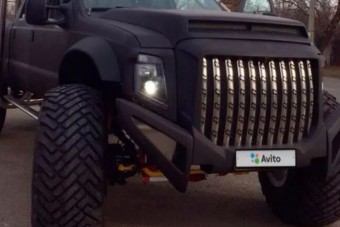 Kicsit megijednénk, ha egy sötét kis utcában jönne szembe ez az autó