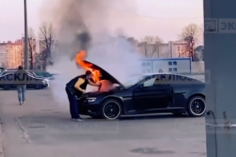 Túl jól sikerült gumiégetés: az egész BMW-t elnyelték a lángok