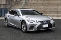 Autonóm funkciókkal erősít a Lexus LS 27