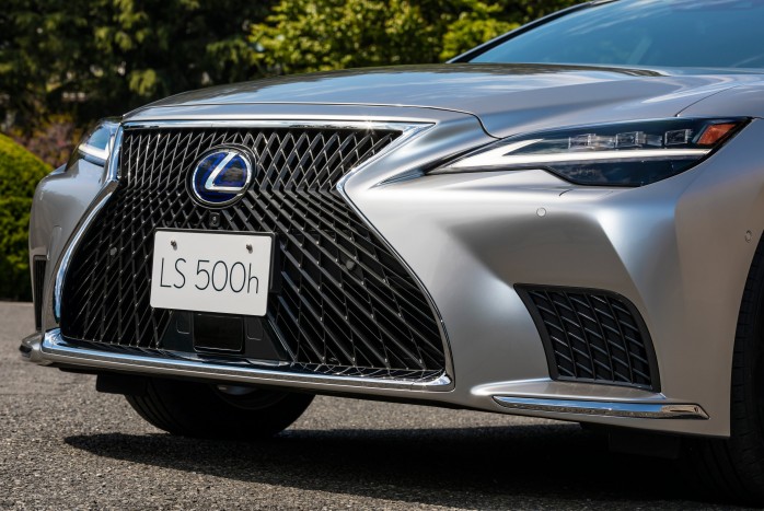 Autonóm funkciókkal erősít a Lexus LS 9