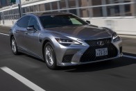 Autonóm funkciókkal erősít a Lexus LS 25