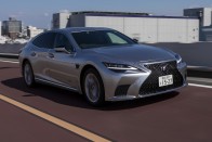 Autonóm funkciókkal erősít a Lexus LS 26