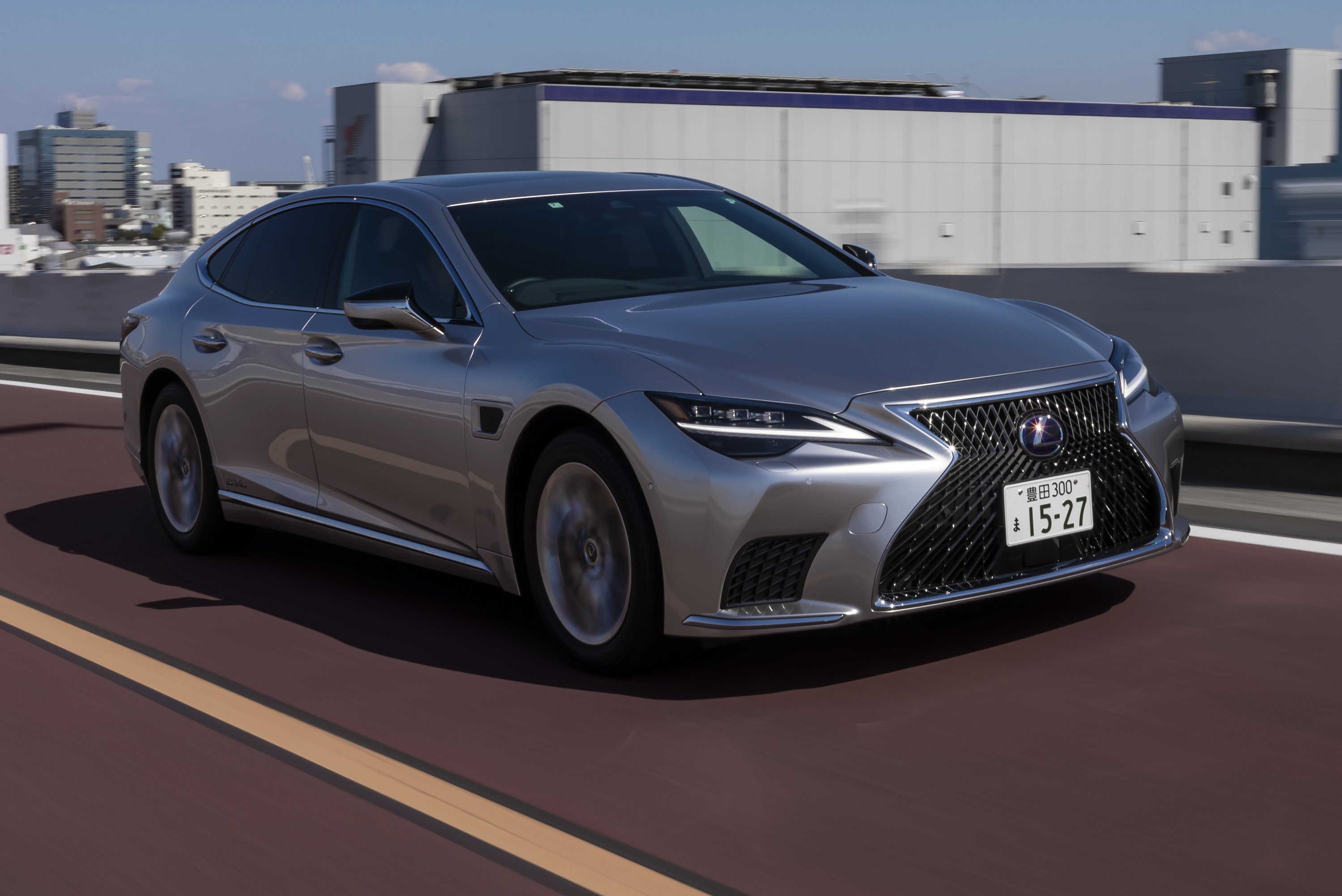 Autonóm funkciókkal erősít a Lexus LS 11