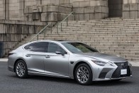 Autonóm funkciókkal erősít a Lexus LS 28