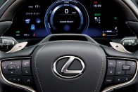 Autonóm funkciókkal erősít a Lexus LS 20