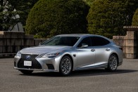 Autonóm funkciókkal erősít a Lexus LS 21