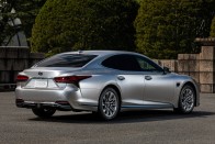 Autonóm funkciókkal erősít a Lexus LS 22