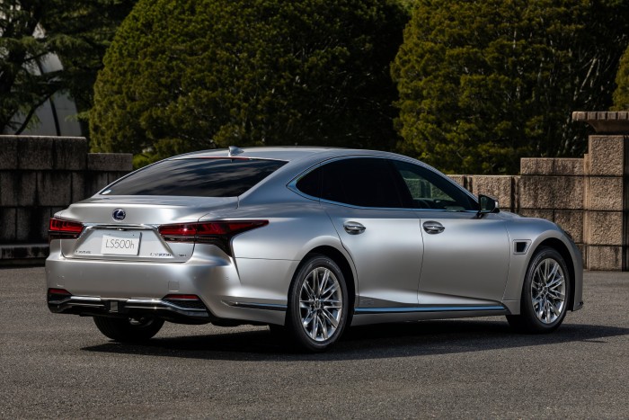 Autonóm funkciókkal erősít a Lexus LS 8