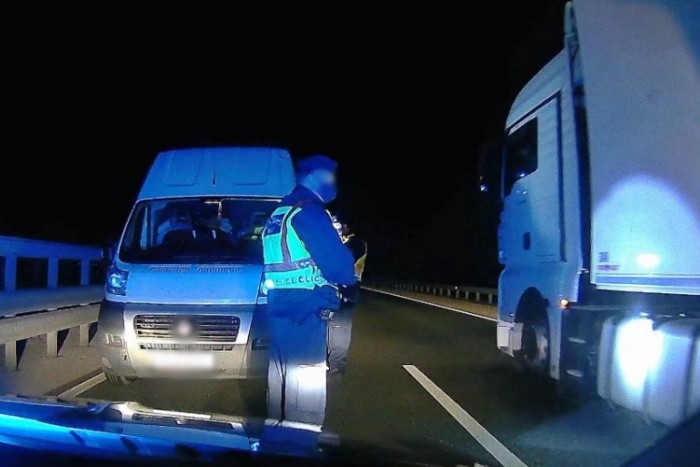 Óriásit hibázott a kialvatlan sofőr, megbüntették 1