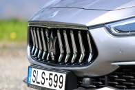 Világvége, vagy szép új világ? Itt az első, hibrid Maserati! 54