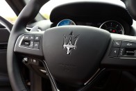 Világvége, vagy szép új világ? Itt az első, hibrid Maserati! 70