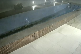 Ahogy ez a hatalmas medence beszakad a garázsba, az elég félelmetes