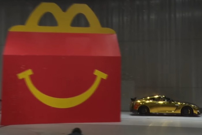 Sportautó jár a hamburger mellé 1