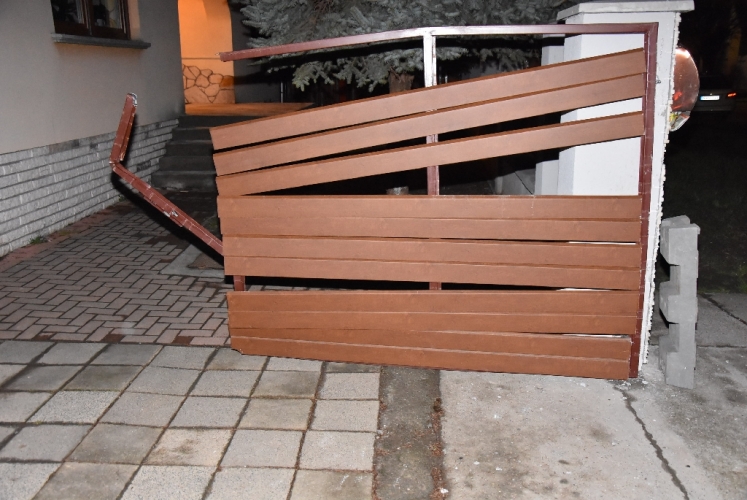 Mohácsi ámokfutó: lopott teherautóval törte át a kaput, majd háznak csapódott 1