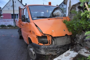 Mohácsi ámokfutó: lopott teherautóval törte át a kaput, majd háznak csapódott