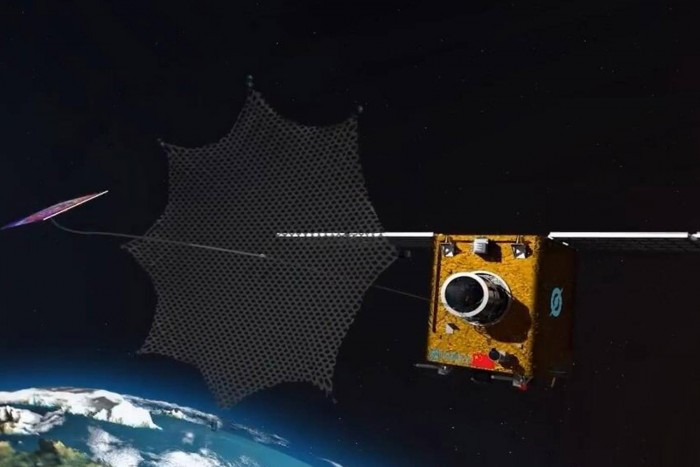 Hálóval gyűjti be az űrszemetet egy új robot