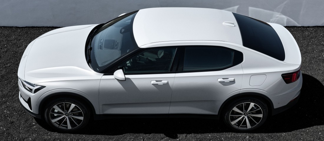 Két új hajtáslánccal bővül a svéd villanyszedán kínálata