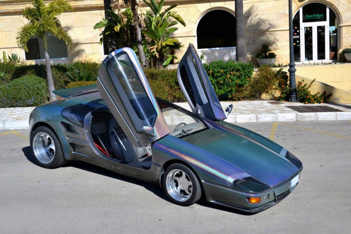 Tolatókamera és fedélzeti VHS-lejátszó is volt benne, 1985-ben