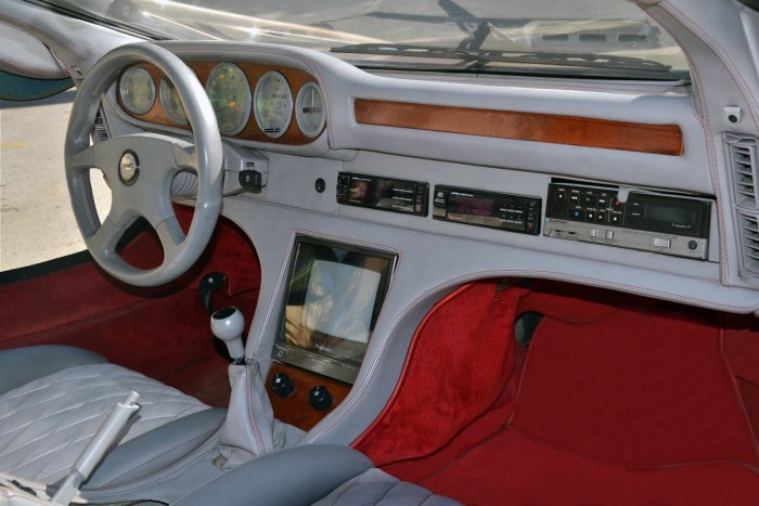 Tolatókamera és fedélzeti VHS-lejátszó is volt benne, 1985-ben 8