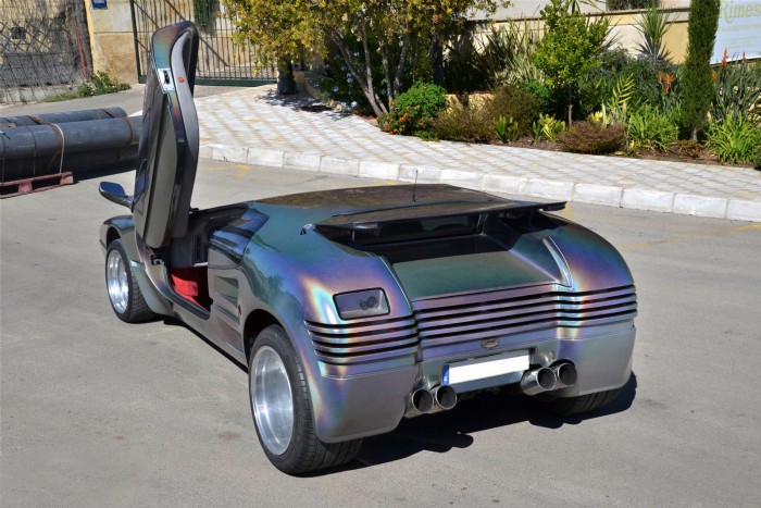 Tolatókamera és fedélzeti VHS-lejátszó is volt benne, 1985-ben 9