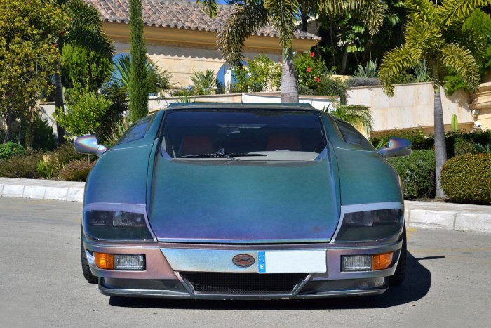 Tolatókamera és fedélzeti VHS-lejátszó is volt benne, 1985-ben 11