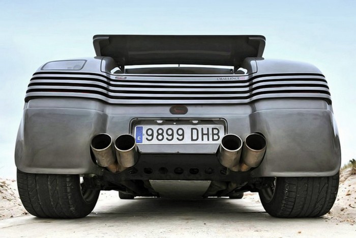 Tolatókamera és fedélzeti VHS-lejátszó is volt benne, 1985-ben 6