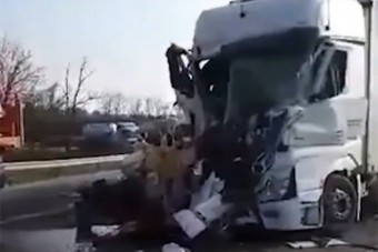 Most egy kamion tarolta le a közutasok autóját