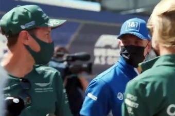 F1: Schumacher csak úgy belerúgott Vettelbe