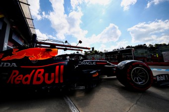 F1: Csúnyán keresztbe tettek Verstappennek