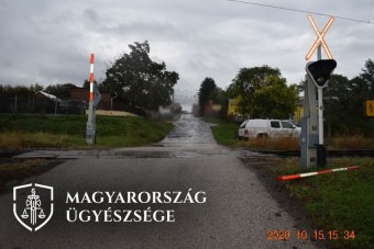 Türelmetlen volt a sofőr, letörte a vasúti sorompót