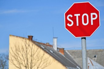 Stoptáblánál ütközött, lelépett, letagadta