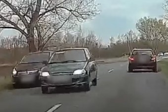 Olyat előzött egy suzukis a tököli temetőnél, nem sokon múlott, hogy oda is kerüljön