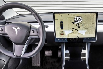 Találtak egy rejtett, vicces funkciót a Teslákban, ami elég vulgáris