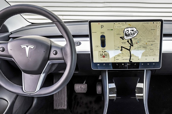 Találtak egy rejtett, vicces funkciót a Teslákban, ami elég vulgáris