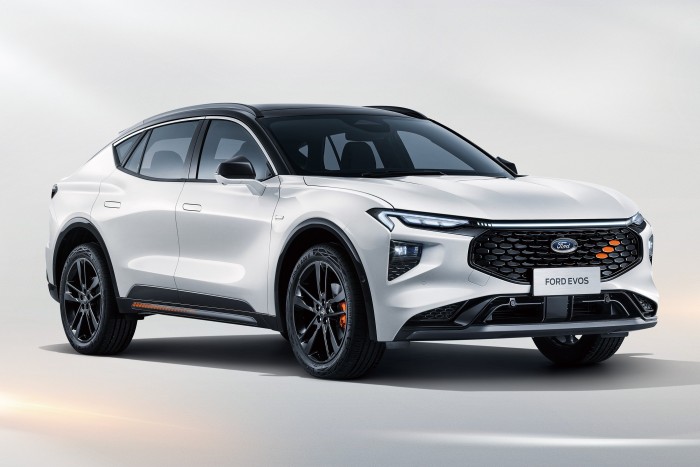 Gigaképernyővel nyit a legújabb Ford 6