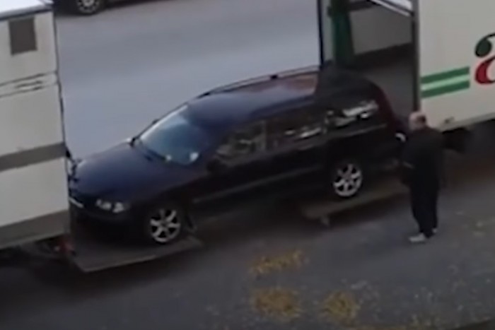 Ahogy két kamionos bevarázsolja ezt az autót a raktérbe, arra nincsenek szavak