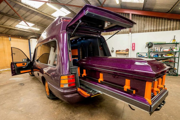 Koporsóval jár kirándulni az angol nyugdíjas