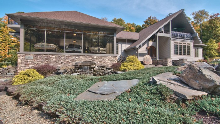 Az autógyűjtők álomotthona ez a birtok 5,1 milliárdért 2