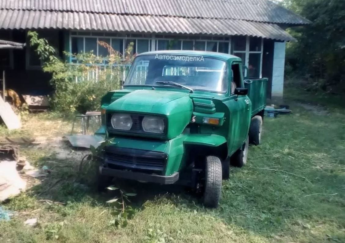 Itt egy Moszkvics, amely meggörbíti a teret 1 | Vezess Itt egy Moszkvics, amely meggörbíti a teret 1