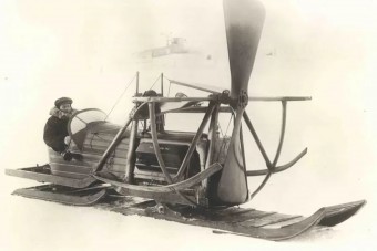 Az ember, aki kutyák helyett repülőgépmotort fogott a szán elé