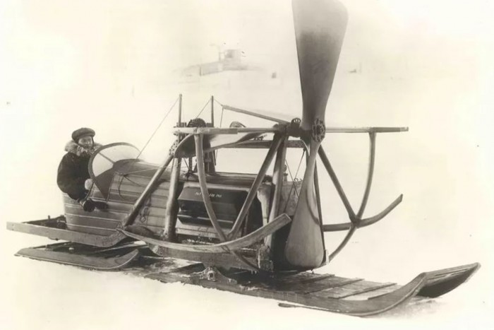 Az ember, aki kutyák helyett repülőgépmotort fogott a szán elé