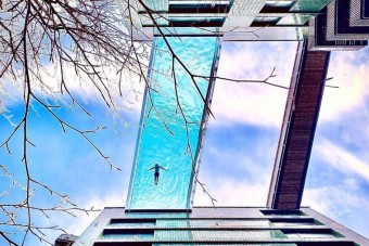 Nyílik a világ első teljesen átlátszó medencéje