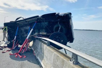 Leugrott a hídról, hogy megmentsen egy kislányt